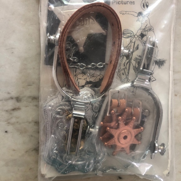 Vintage LITTLE COWPOKE SHERIFF PACKAGE: Metal and leather Spurs & Metal Badge - Picture 6 of 9